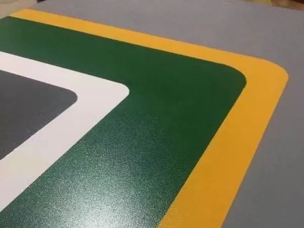 地下停車場無振動防滑坡道施工流程分享，地下車庫水性防滑坡道